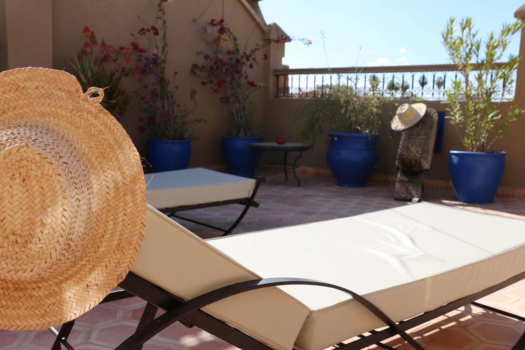 Awinati Location Privatisee ,piscine Chauffee , Beau Rooftop 3* Marrakesh