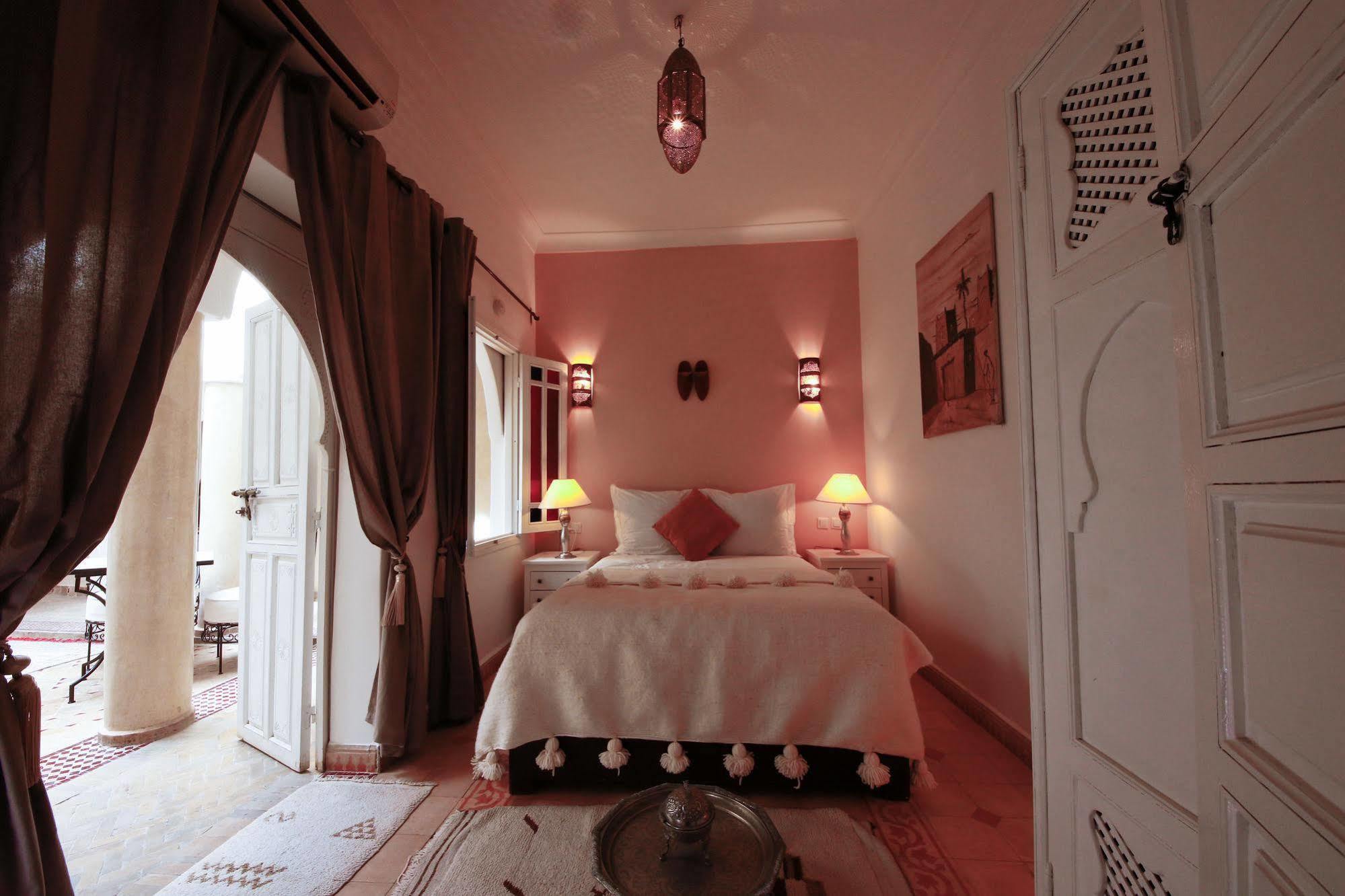 Awinati Location Privatisee ,piscine Chauffee , Beau Rooftop 3* Marrakesh